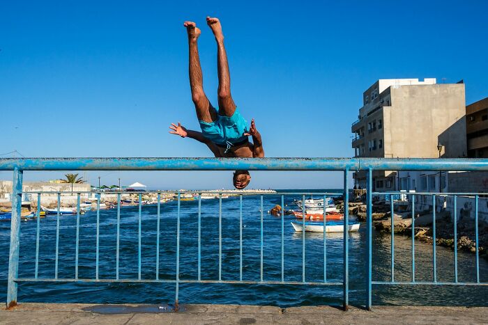 Scientist-Turned-Photographer Takes Pictures Of Ironic Everyday Moments (30 Pics)