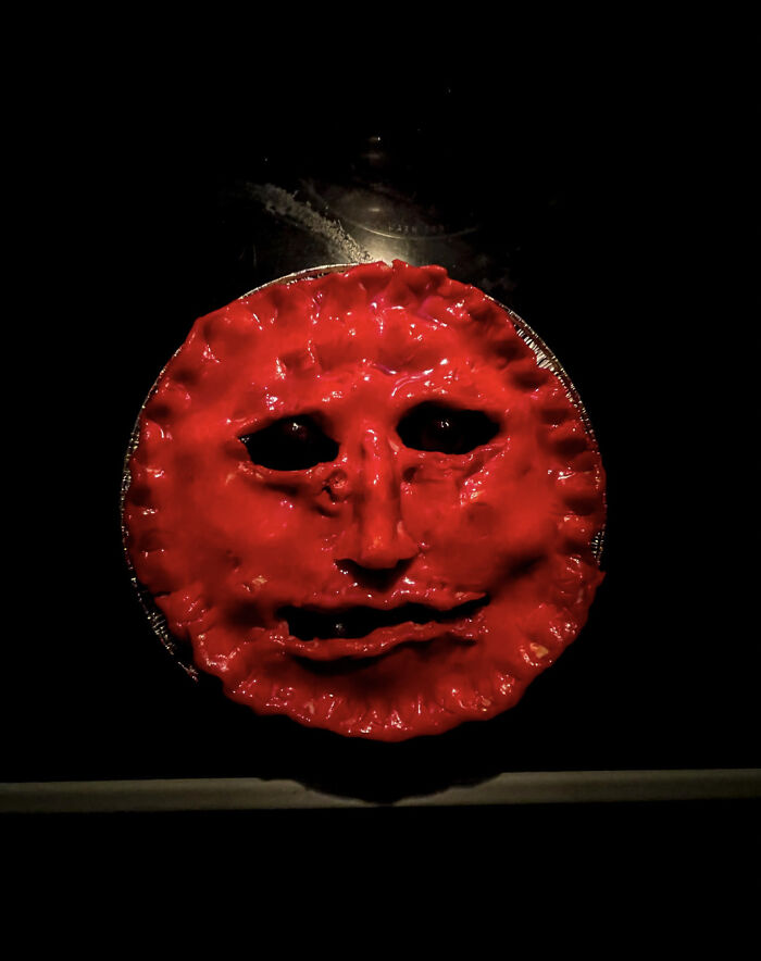 Una compañera de trabajo escuchó que horneaba y pidió un pastel de cereza para el cumpleaños de una amiga. Le hice esto