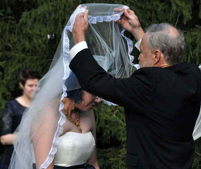 Man&rsquo;s About To Marry His Sister&rsquo;s Bully, Father Refuses To Give Her His Grandmother&rsquo;s Heirloom Veil And Causes Family Drama