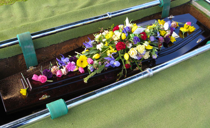 People Online Are Applauding This Woman For Laughing In Her Mom’s Friend’s Face When She Tried To Send Her To Her Room People Online Are Applauding This Woman For Laughing In Her Mom’s Friend’s Face When She Tried To Send Her To Her Room