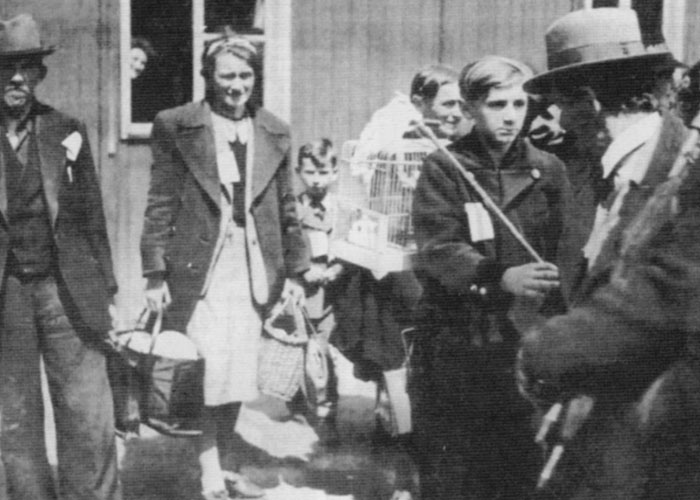 Someone Asked Historians To Share History’s Biggest ‘Middle Finger’ Moments, And 30 People Delivered