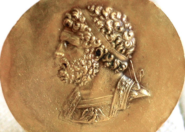 Someone Asked Historians To Share History’s Biggest ‘Middle Finger’ Moments, And 30 People Delivered