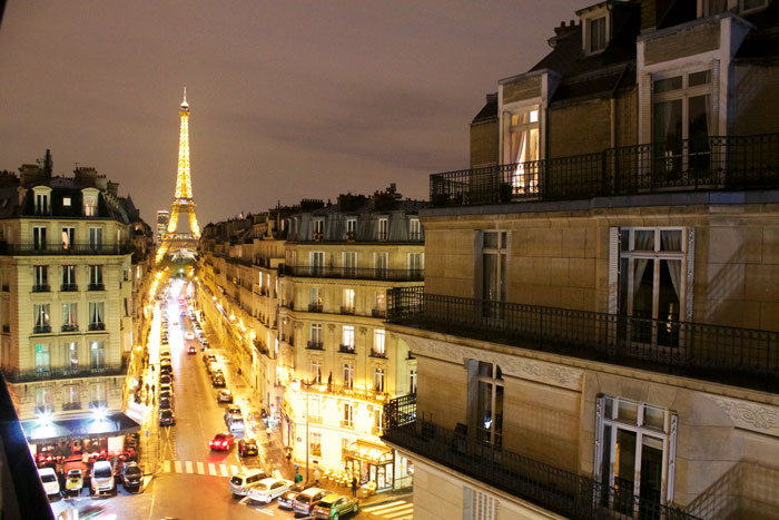 16 Y.O. Daughter Disappointed With Her Father As He Did Not Invite Her On His New Family's Paris Vacation, Gets Called A Jerk