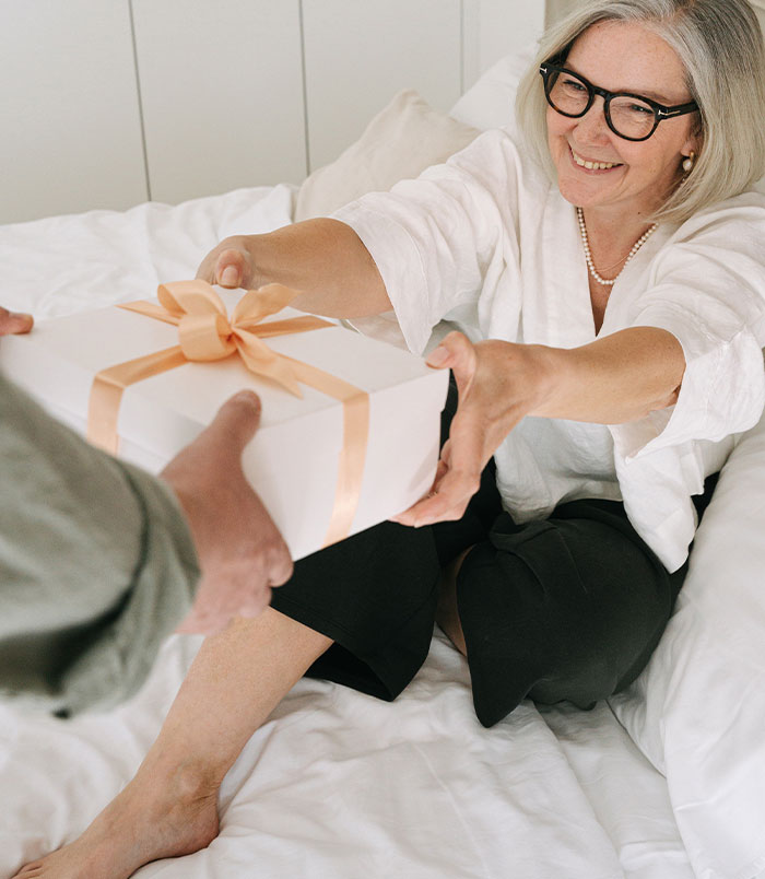 Someone Asks Cashiers To Share What Items Make Them Silently Judge People Who Buy Them, 50 Respond