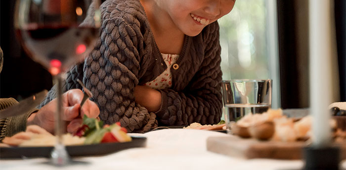 Woman Is Furious After Her Expensive Dinner Gets "Ruined" By Toddlers, Proposes A New Policy To Deal With Chaotic Children