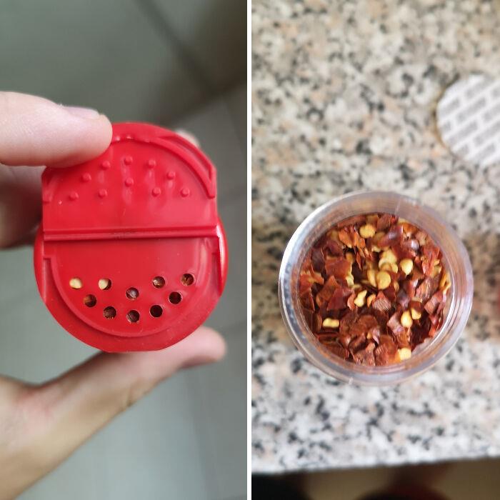 Los agujeros en este recipiente de hojuelas de chile no son lo suficientemente grandes como para que los trozos puedan salir