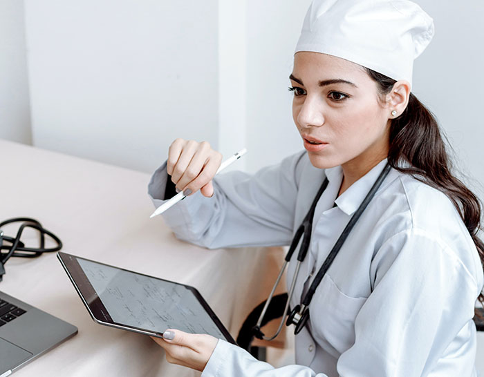 20 Médicos comparten lo más perturbador y desagradable que han presenciado en su trabajo