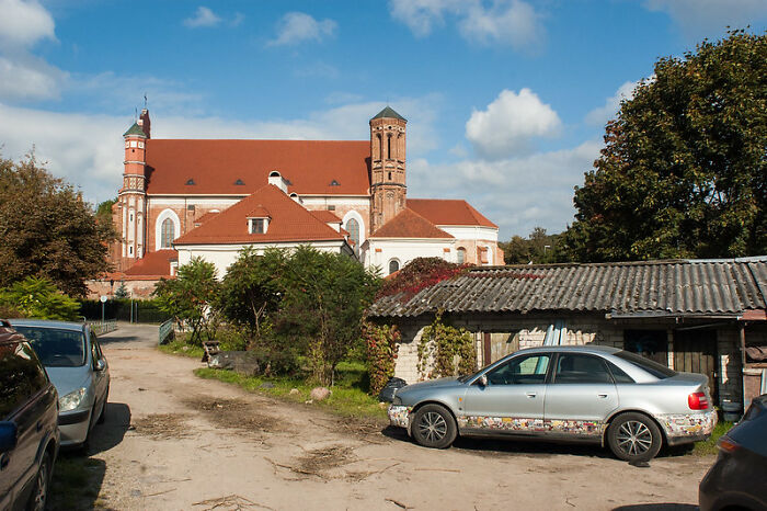 &ldquo;I Can&rsquo;t Sit Out And Enjoy The Sun&rdquo;: Woman Is Fed Up With Neighbors Who Park In Her Driveway Without Permission