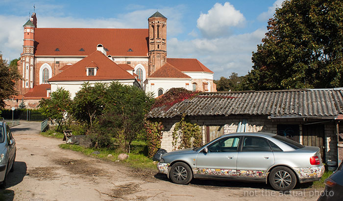 “I Can’t Sit Out And Enjoy The Sun”: Woman Is Fed Up With Neighbors Who Park In Her Driveway Without Permission