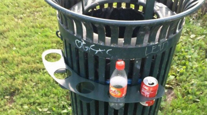 En Noruega se recibe una pequeña cantidad de dinero por reciclar botellas/latas. A menudo las recogen los pobres, los sin techo, etc. Muchos de nuestros cubos de basura tienen estos soportes para que la gente no tenga que buscar en la basura para recogerlos.