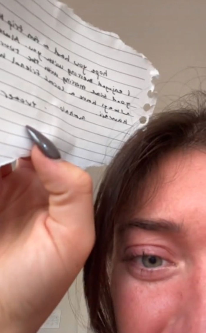 Woman Left In Tears After She Lost Her Wallet And Some Stranger Said He Would Only Return It After She Went On A Date With Him