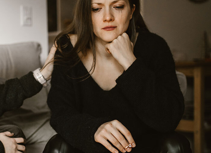 Husband Books 1st Class Tickets For Himself And His Friend For A Trip While Wife Only Gets Economy, Drama Ensues When Wife Decides Not To Go - 1