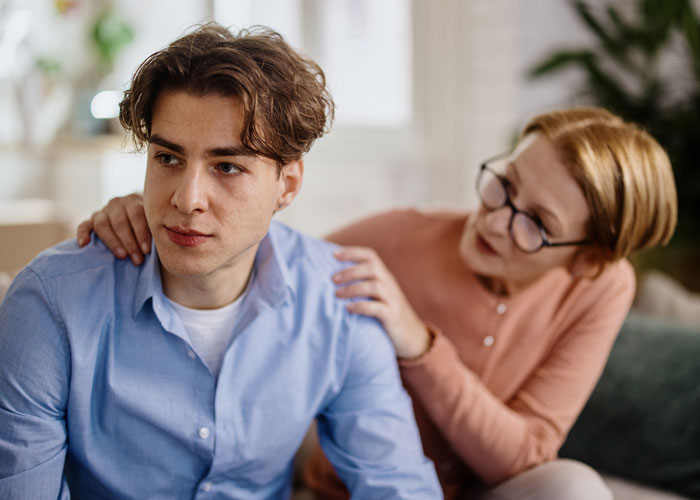 Mother Turns To The Internet To Ask If Her Son Should Pay Rent And For His Own Things After He Turned 18 - 1