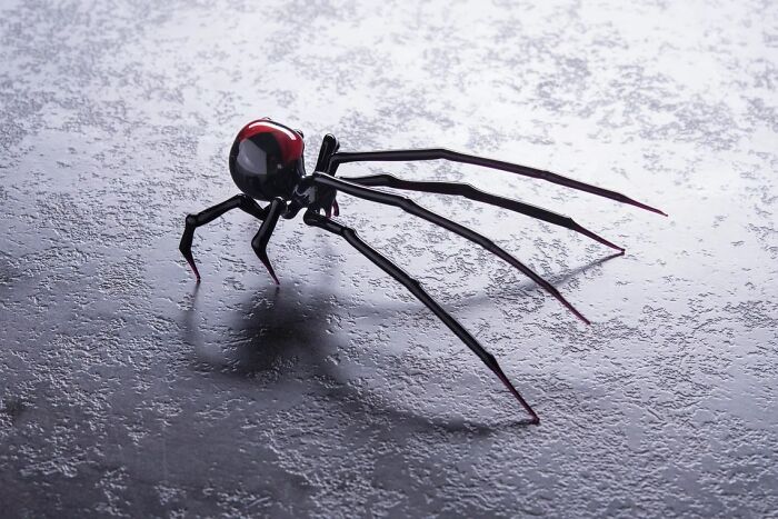 A Selection Of Glass Figures Of Black Widow Spiders By The Glass Symphony Family Workshop (9 Pics)