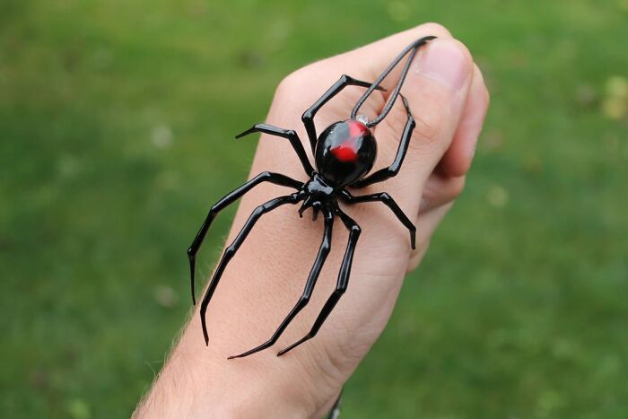 A Selection Of Glass Figures Of Black Widow Spiders By The Glass Symphony Family Workshop (9 Pics)
