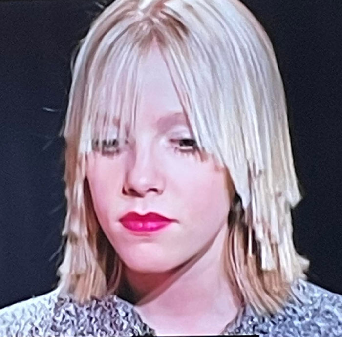 Esto es del documental de HBO “La caída”. Nunca había visto un corte de cabello así