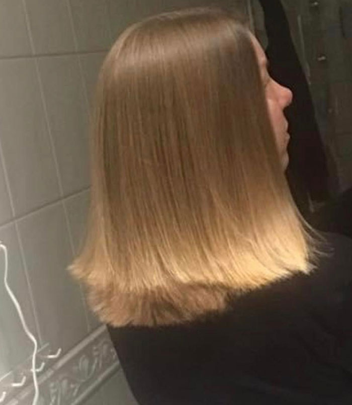 Mi cabello después de que me lo cortaran en un centro comercial local. Cuando volví y me quejé, la señora me dijo que mi pelo era “difícil de cortar” y que esto era lo “menos feo” que podía pedir