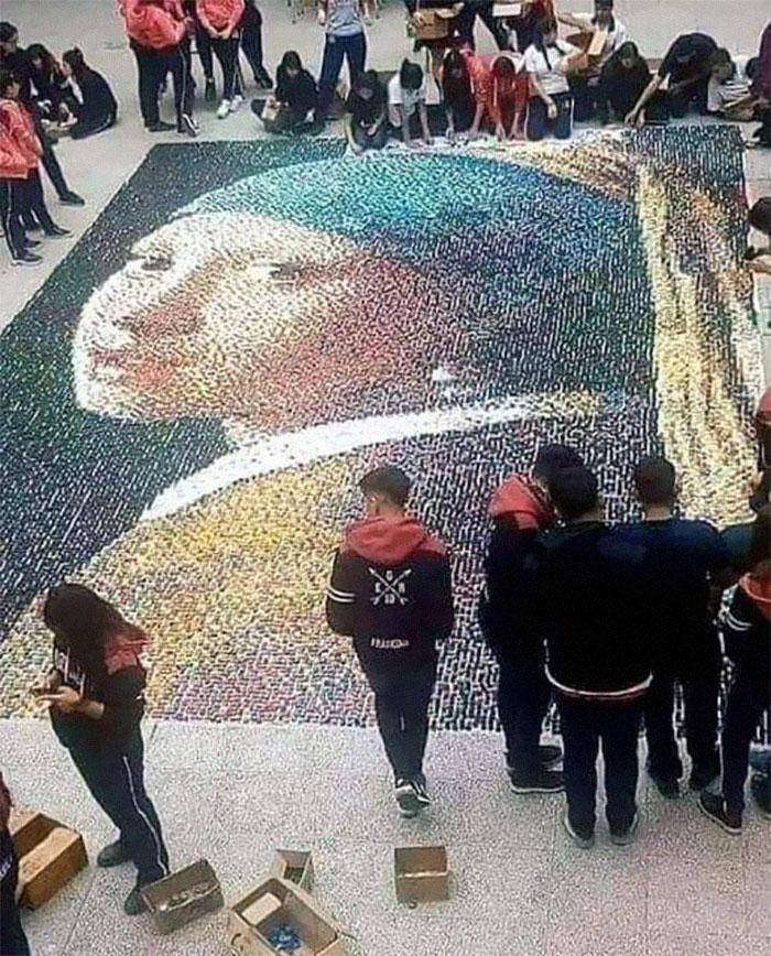 Alumnos de un instituto de arte de Argentina reprodujeron "La joven de la perla" sólo con tapones de botellas de plástico