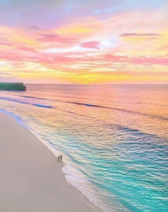 Puesta de sol en colores pastel en Bali