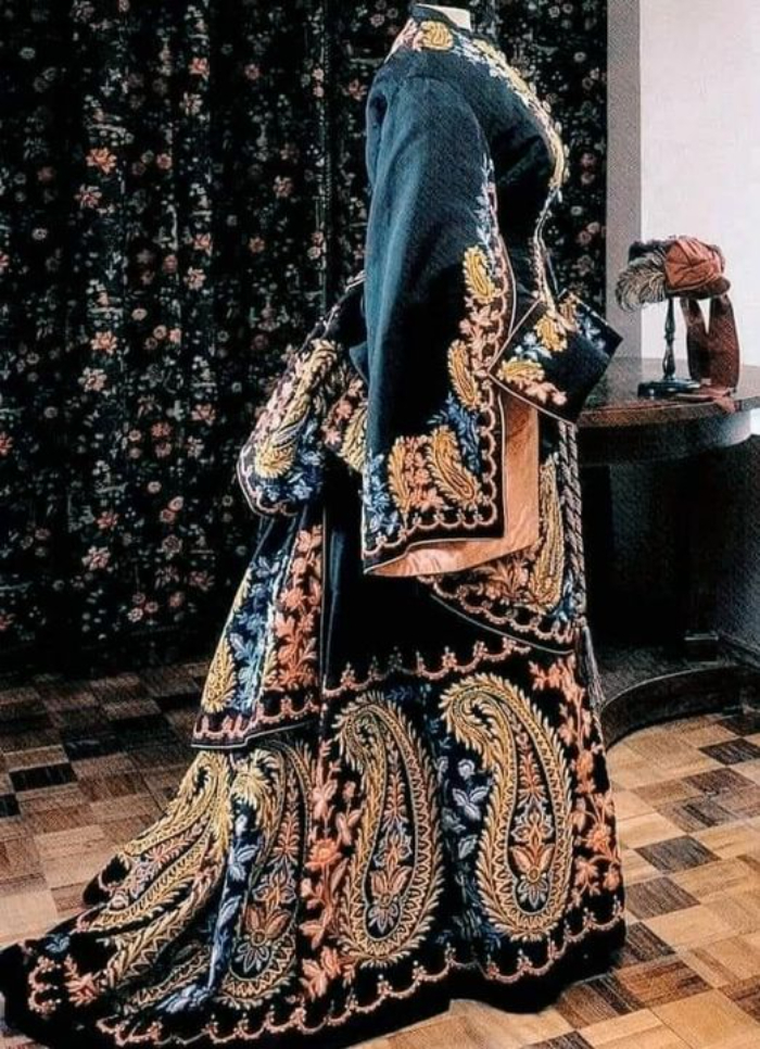 Hand Embroidered Vestido Victoriano 1870s