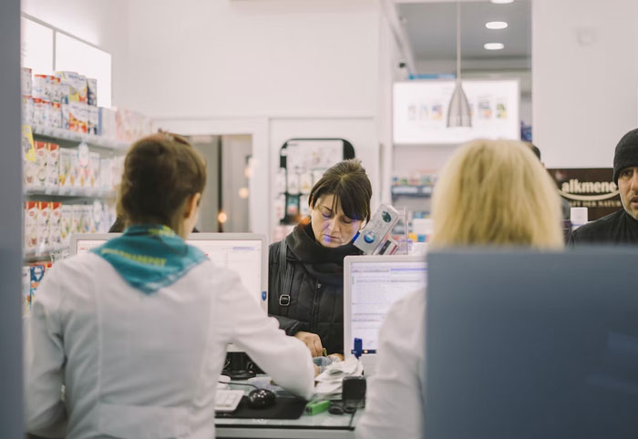 American Living In Scotland Shames These American Tourists Who Think The Whole World Revolves Around Their Country