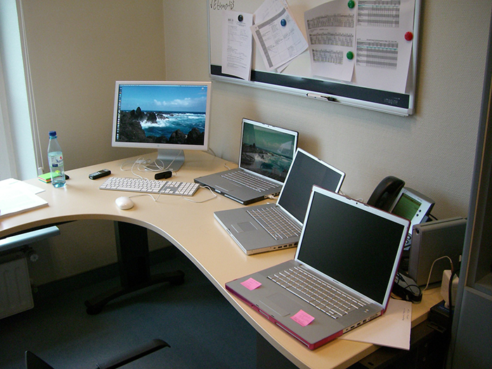 26 Y.O. Woman Reports Her Coworker To HR For Creating "An Overly Hostile Work Environment," Folks Online Call Her The Jerk