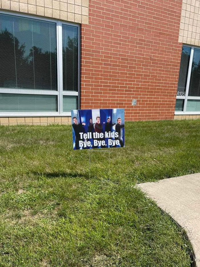 7 Funny Drop-Off Lane Signs Put Up By This Elementary School Are Cracking Parents Up
