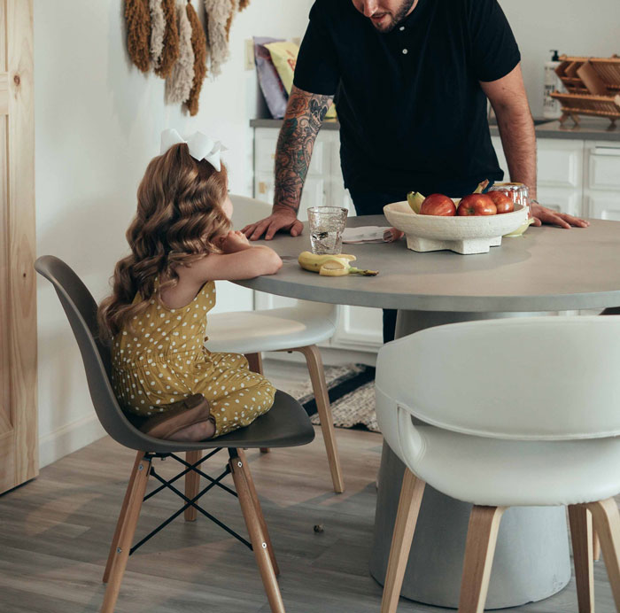 Tweet Showing How Moms Are Still Considered To Be The Default Parent Went Viral With 283k Likes