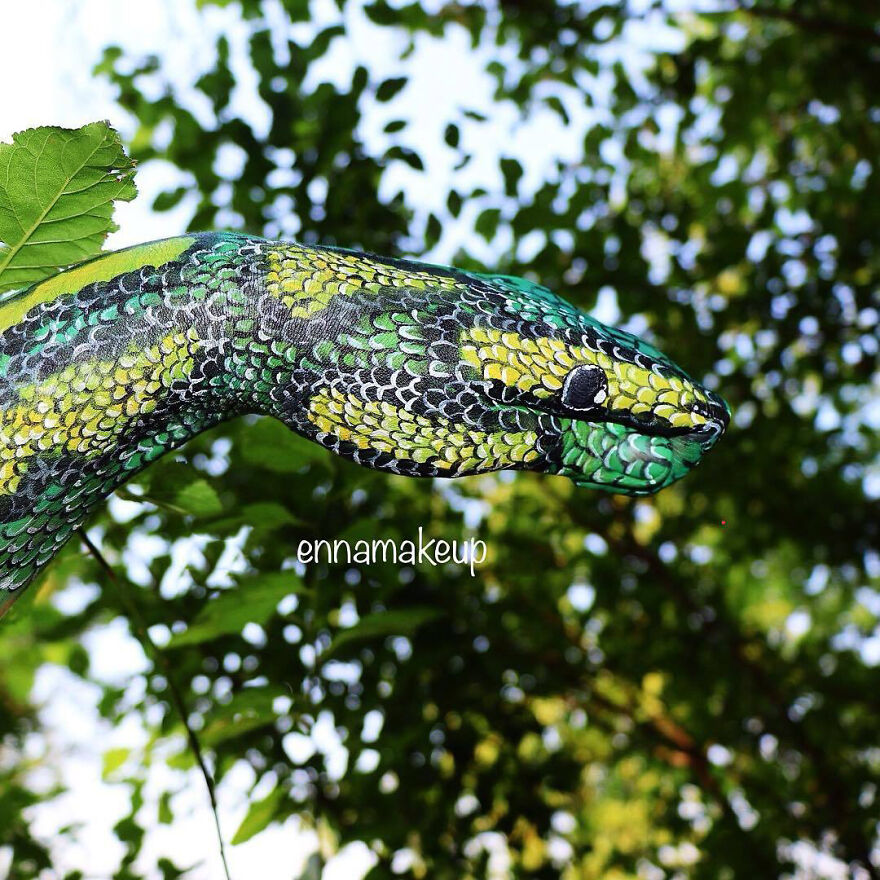 Girl On A Wheelchair Paints Her Hands With 3d Effects