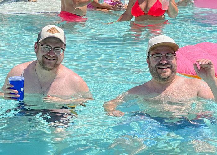Picture Of What Look Like Twins Goes Viral, Turns Out The Two Men Only Just Met On Vacation Picture Of What Look Like Twins Goes Viral, Turns Out The Two Men Only Just Met On Vacation