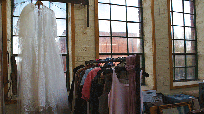 Woman Buys Ex-Hoarder's Home With All Of Their Belongings, Spends 4 Years Cleaning When Relatives Start Demanding Heirlooms They Didn't Want Woman Buys Ex-Hoarder's Home With All Of Their Belongings, Spends 4 Years Cleaning When Relatives Start Demanding Heirlooms They Didn't Want