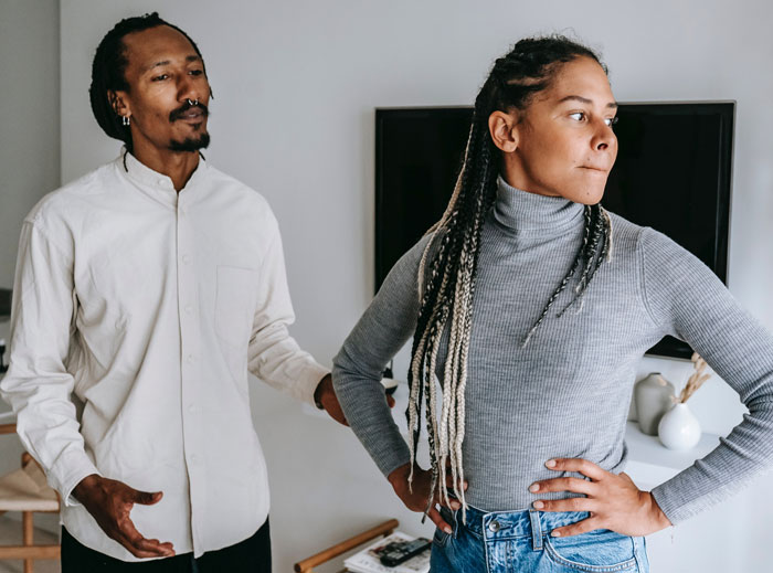 man apologises to woman