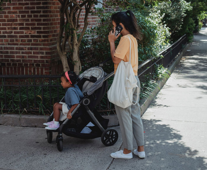 Tweet Showing How Moms Are Still Considered To Be The Default Parent Went Viral With 283k Likes