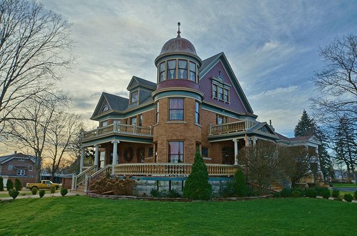 Woman Buys Ex-Hoarder's Home With All Of Their Belongings, Spends 4 Years Cleaning When Relatives Start Demanding Heirlooms They Didn't Want Woman Buys Ex-Hoarder's Home With All Of Their Belongings, Spends 4 Years Cleaning When Relatives Start Demanding Heirlooms They Didn't Want