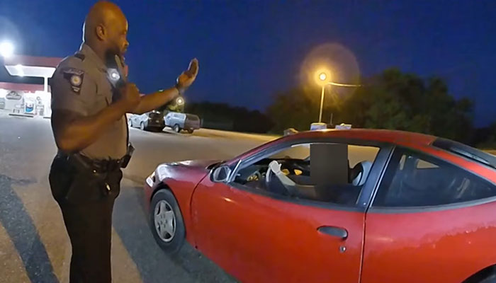 &ldquo;You Want Me To Talk You Through It? I Can Do That&rdquo;: Officer Teaches Stalled Teenager How To Get Back On The Road