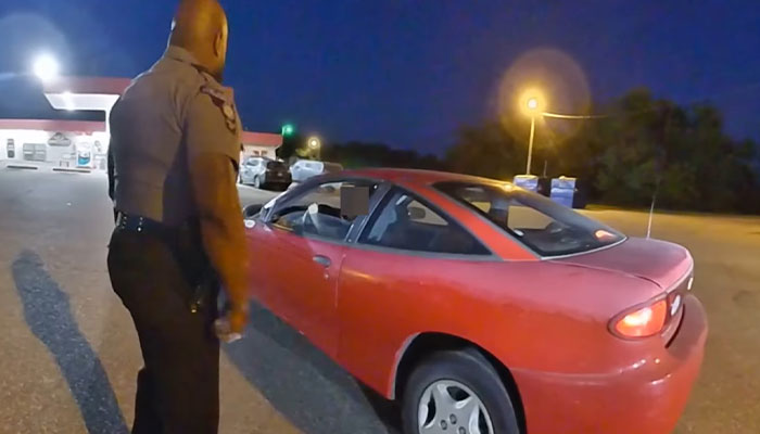 &ldquo;You Want Me To Talk You Through It? I Can Do That&rdquo;: Officer Teaches Stalled Teenager How To Get Back On The Road