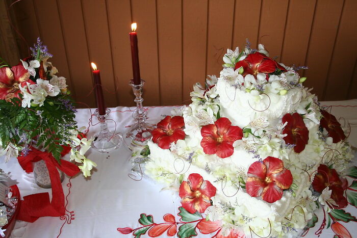 24 Stories Of Future Spouses Who Were Left Or Practically Left At The Altar, As Told By Folks In This Online Community