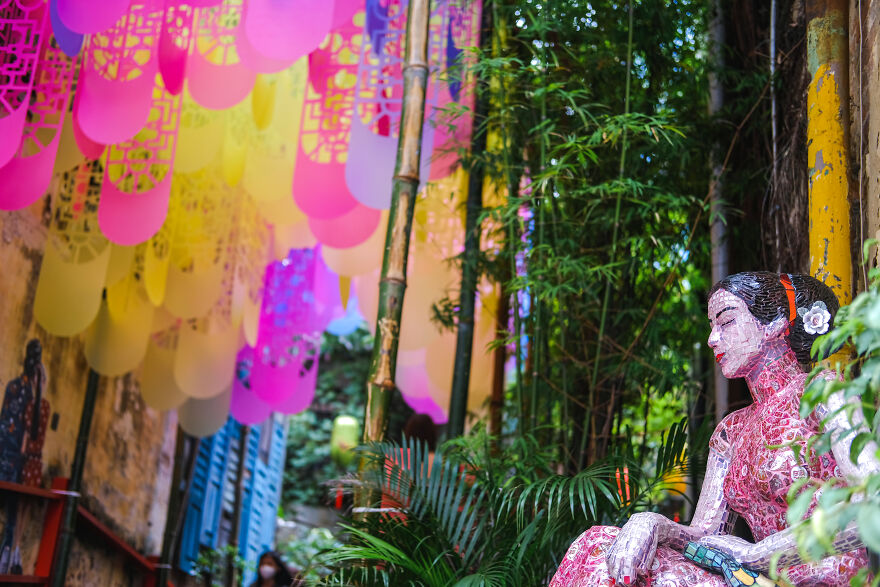 Endless Frames: We Captured A Passage Through Time In Hong Qiao (14 Pics)