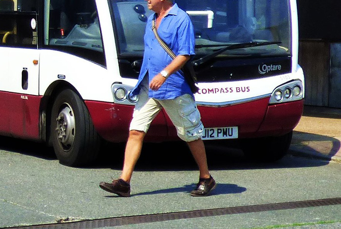 Stranger Sits Right Next To This Man When The Tram Is Almost Empty, The Man Confronts Them About It Stranger Sits Right Next To This Man When The Tram Is Almost Empty, The Man Confronts Them About It