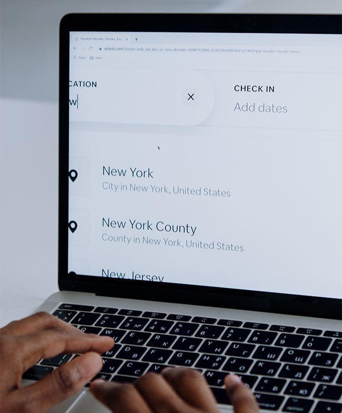 "It Cost Them Hundreds": Airbnb Host Leaves Couple That Brought A Dog An Unfair Review, They Teach Him A Lesson "It Cost Them Hundreds": Airbnb Host Leaves Couple That Brought A Dog An Unfair Review, They Teach Him A Lesson