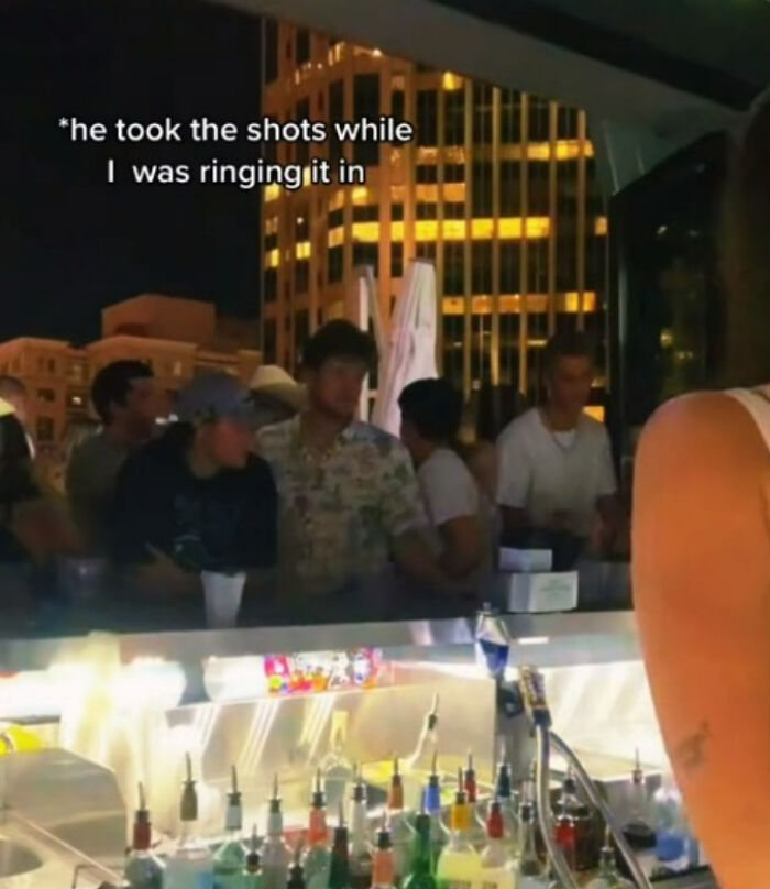 Bartender Shares How She Deals With Unpaying Customers, And The Internet Is Congratulating Her On Her Good Problem-Solving Skills