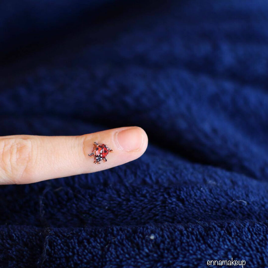 Girl On A Wheelchair Paints Her Hands With 3d Effects