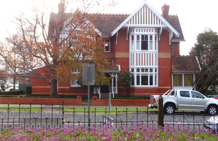 Husband Refuses To Give Jobless Wife Spending Money, Ignoring The Fact That She Used Her Inheritance Money To Buy Them A House And 2 Cars