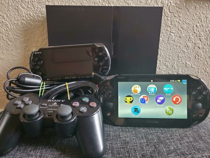 Alguien metió todas sus play stations en una caja y las donó. Tuve suerte de estar ahí.