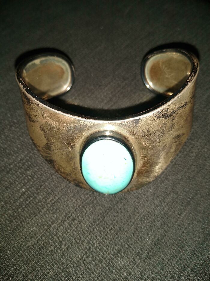 Estaba en el fondo de un contenedor lleno de ropa, es de auténtica plata y turquesa