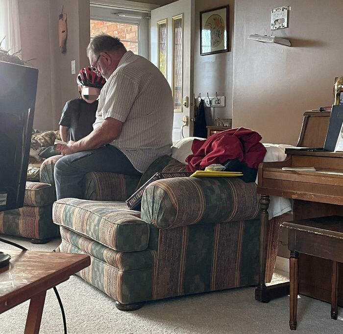 Mi padre perdió su trabajo durante el Covid. Entonces condujo el autobús escolar. Recientemente ha recuperado su antiguo trabajo y ha dejado de conducir. Un chico de su autobús se detuvo el otro día sólo para "hablar de pájaros"