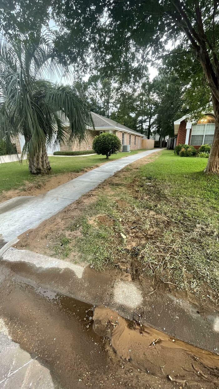 La asociación de propietarios decide arruinar nuestro patio lateral poniendo una acera a través de él, y luego revienta las tuberías de agua que llegan a nuestra casa