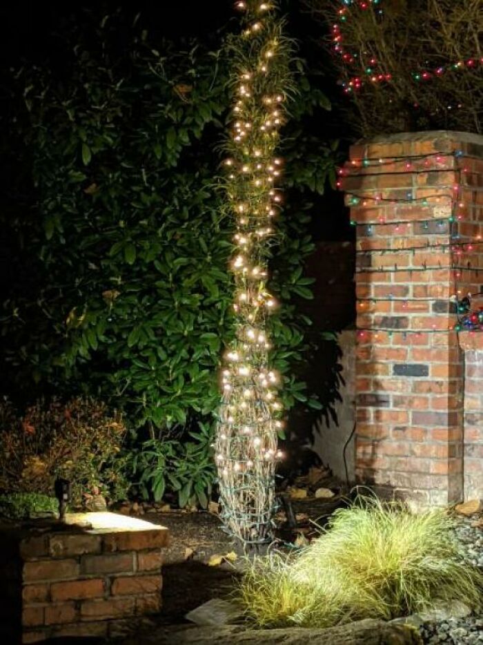 Nuestra asociación de propietarios nos hizo pagar unos 30 dólares a cada uno para colocar las luces alrededor del cartel de nuestro barrio (lo siento por la mala iluminación)