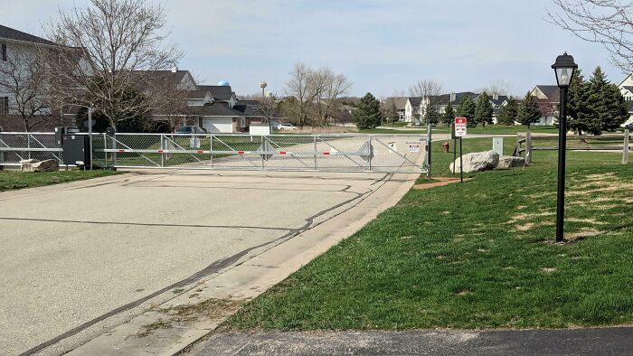 Mi asociación de propietarios ha puesto vallas para que no podamos conducir de una sección a otra