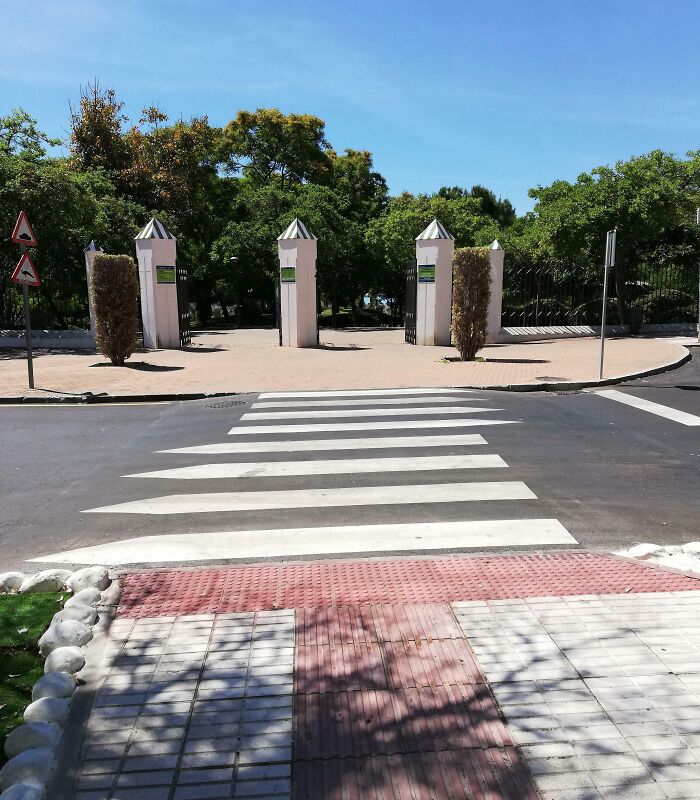 Crossing In Spain Tells You Which Way Vehicles Are Coming From